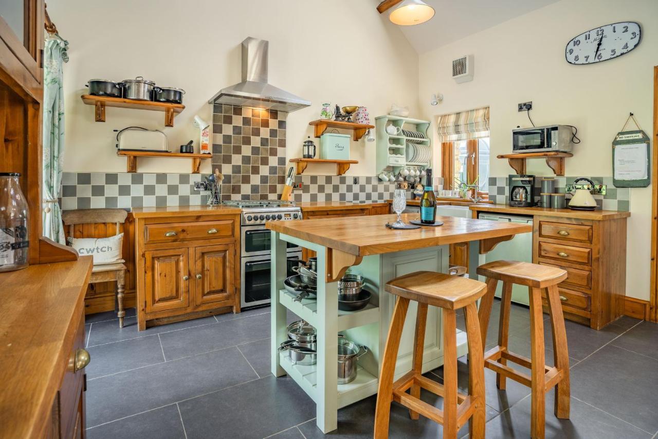 Ysgubor Hir Villa Llanedy Bagian luar foto