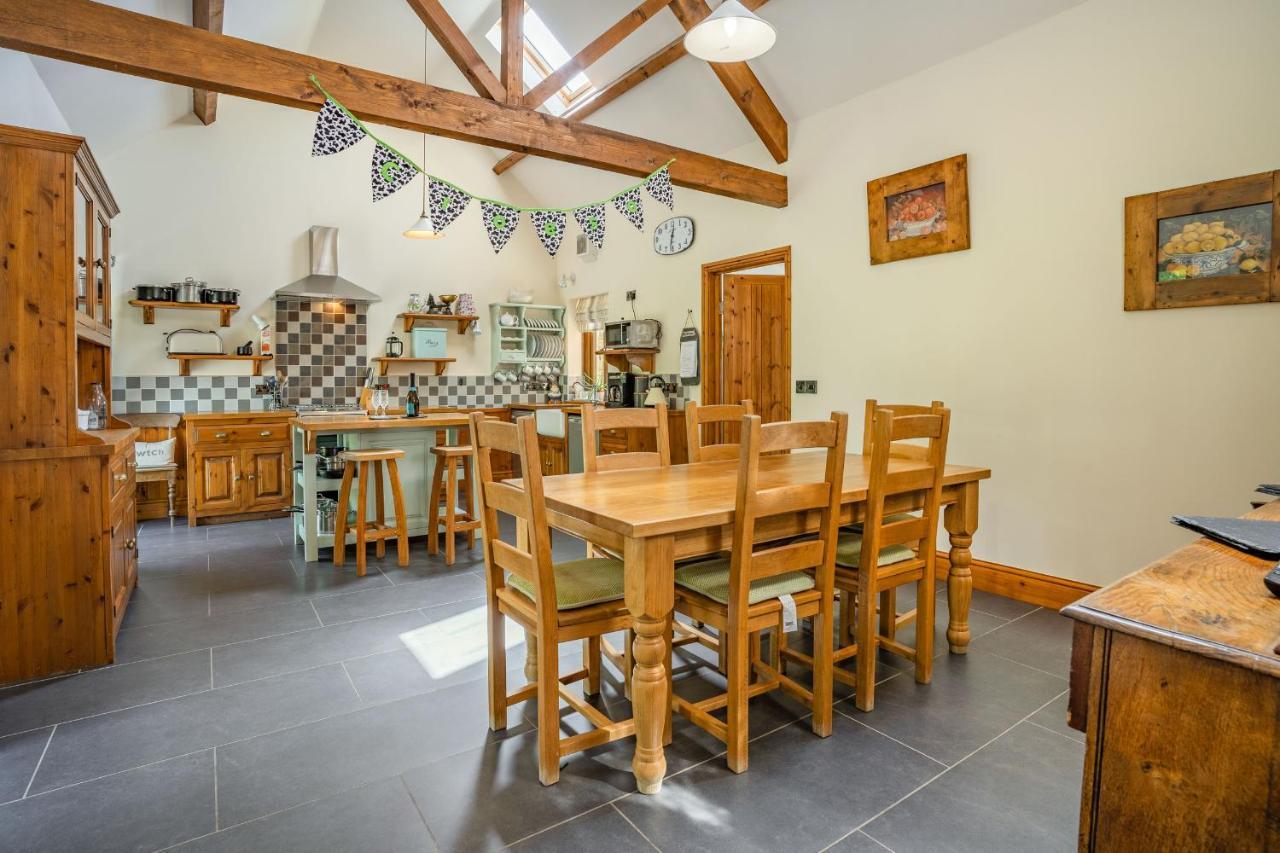 Ysgubor Hir Villa Llanedy Bagian luar foto