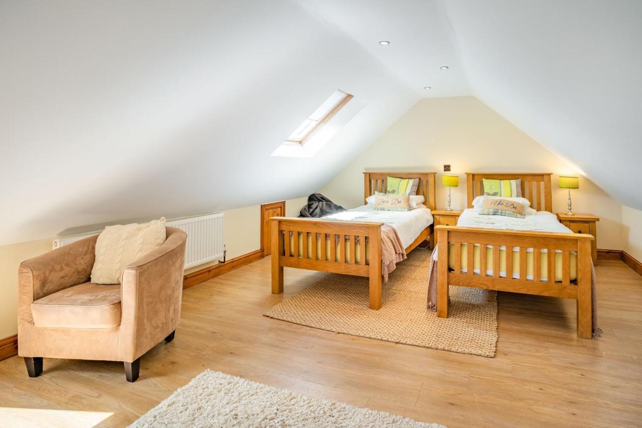 Ysgubor Hir Villa Llanedy Bagian luar foto