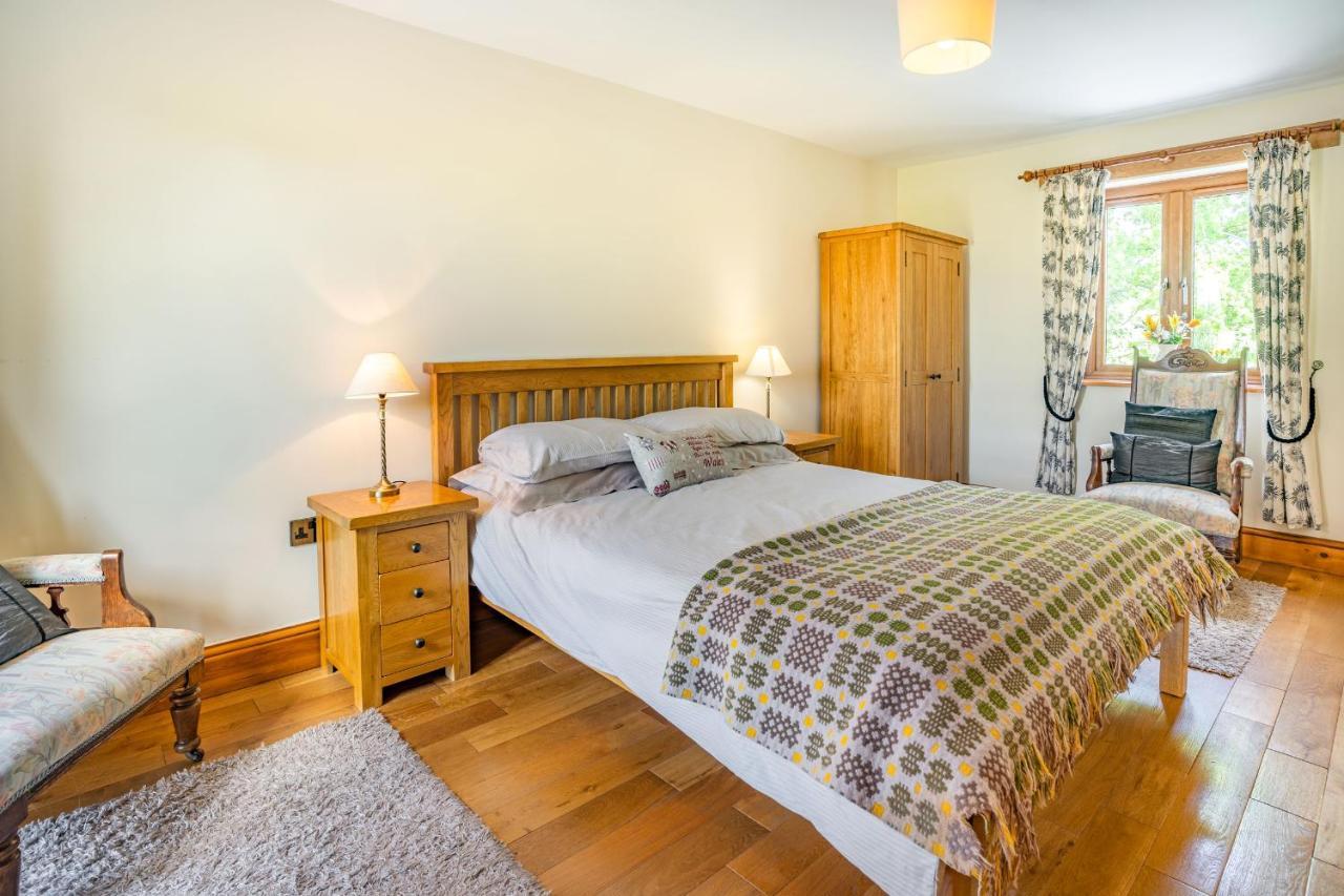 Ysgubor Hir Villa Llanedy Bagian luar foto